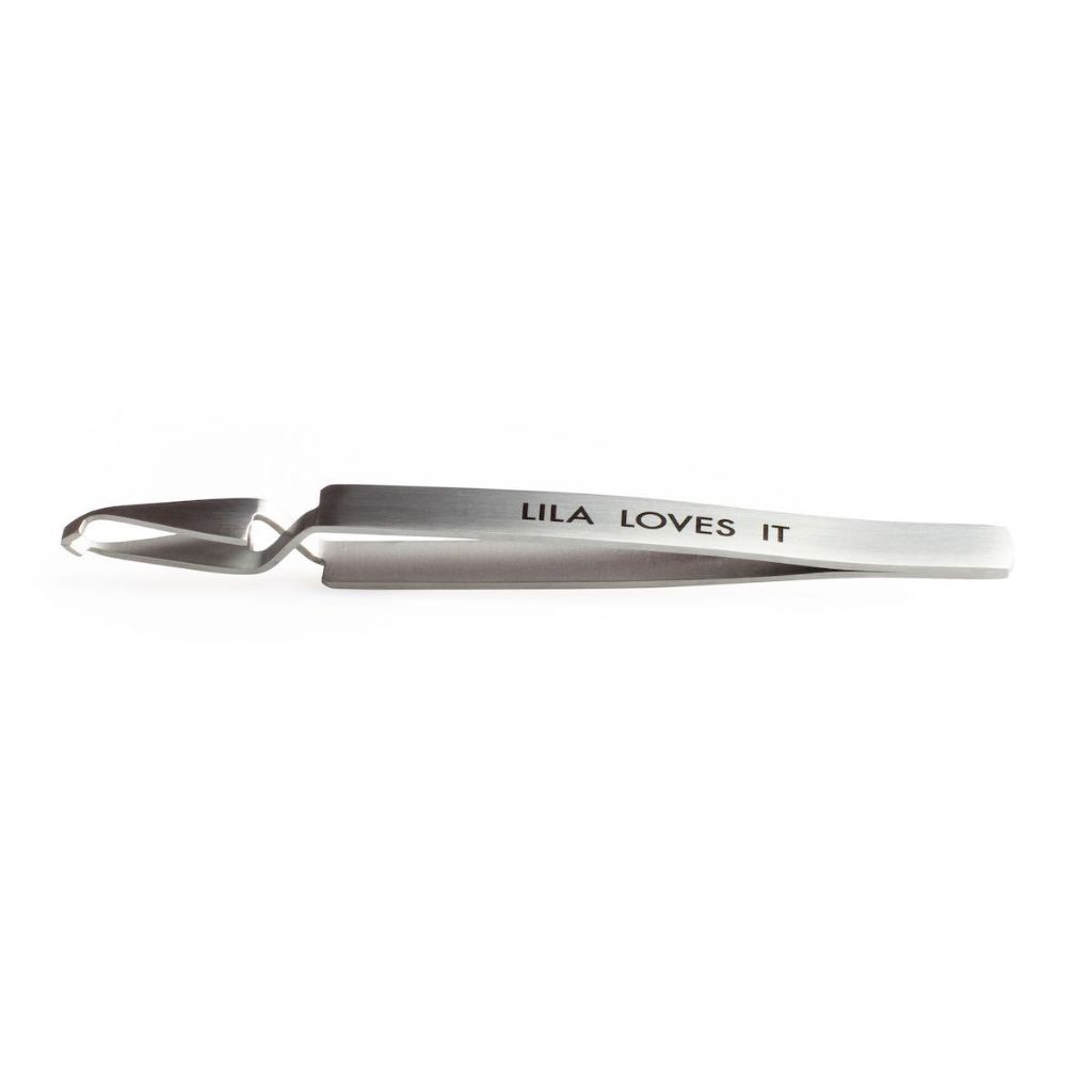 Zeckenzange. Metall, silberfarben. Aufschrift "LILA LOVES IT".
