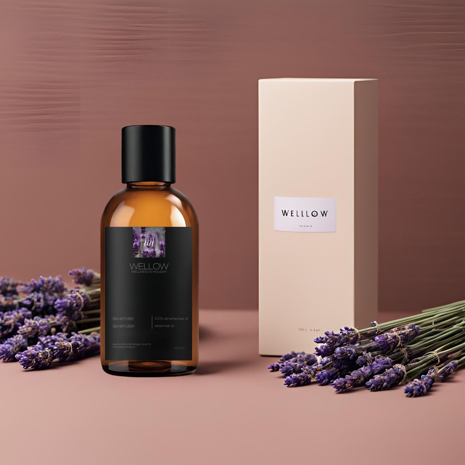 Braune Glasflasche und beige Verpackung. Auf der Flasche steht "Wellow". Lavendelblüten liegen daneben.