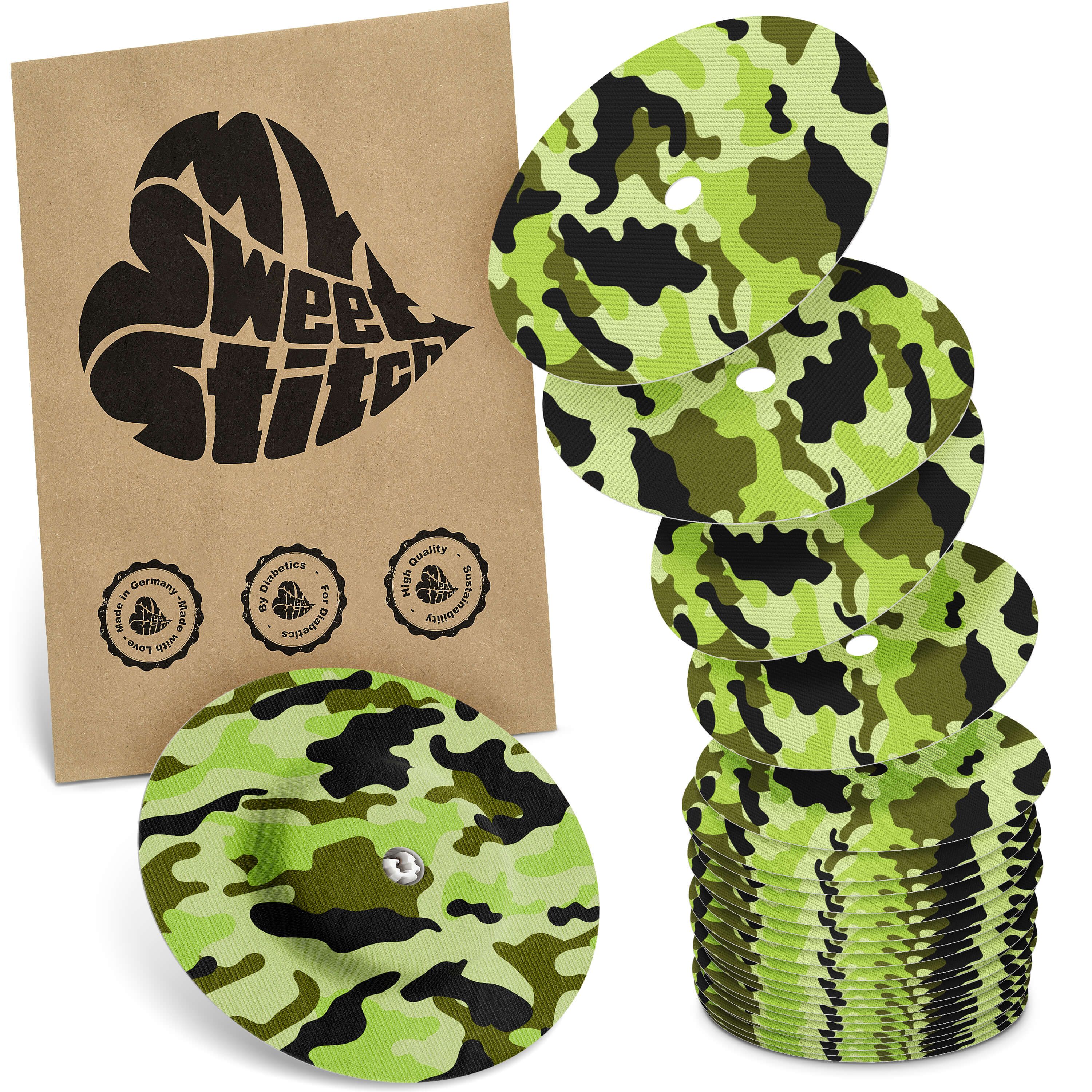 Mehrere runde Aufkleber mit Tarnmuster, neben einer braunen Papiertüte mit Logo. Stapel von Aufklebern.
