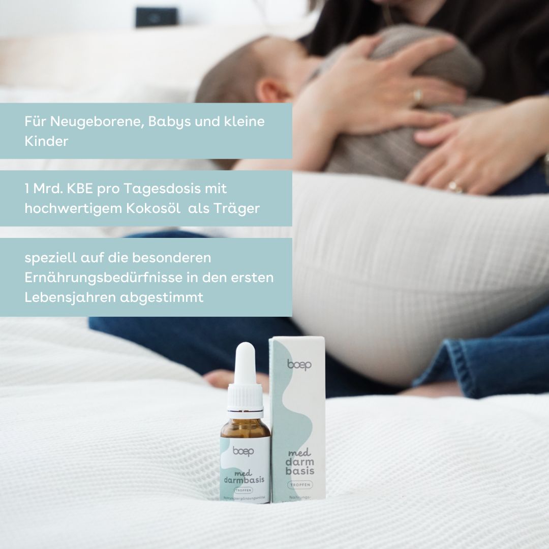 Flasche "boep med darmbasis TROPFEN" und Schachtel neben Baby auf Bett.