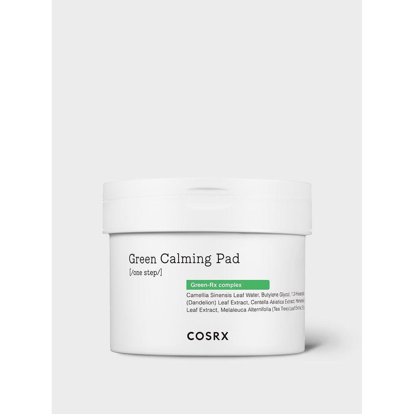 COSRX Green Calming Pad: Weißer Tiegel mit Etikett, das Grüntee- und Centella-Extrakte auflistet.