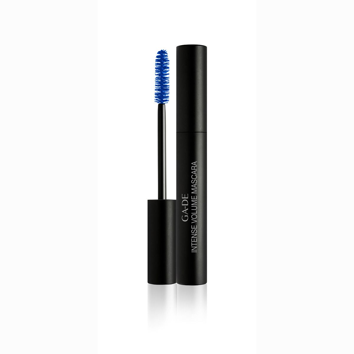 Schwarze Mascarahülse mit blauem Bürstchen. Aufschrift: GA-DE Intense Volume Mascara. Bürste herausgezogen.