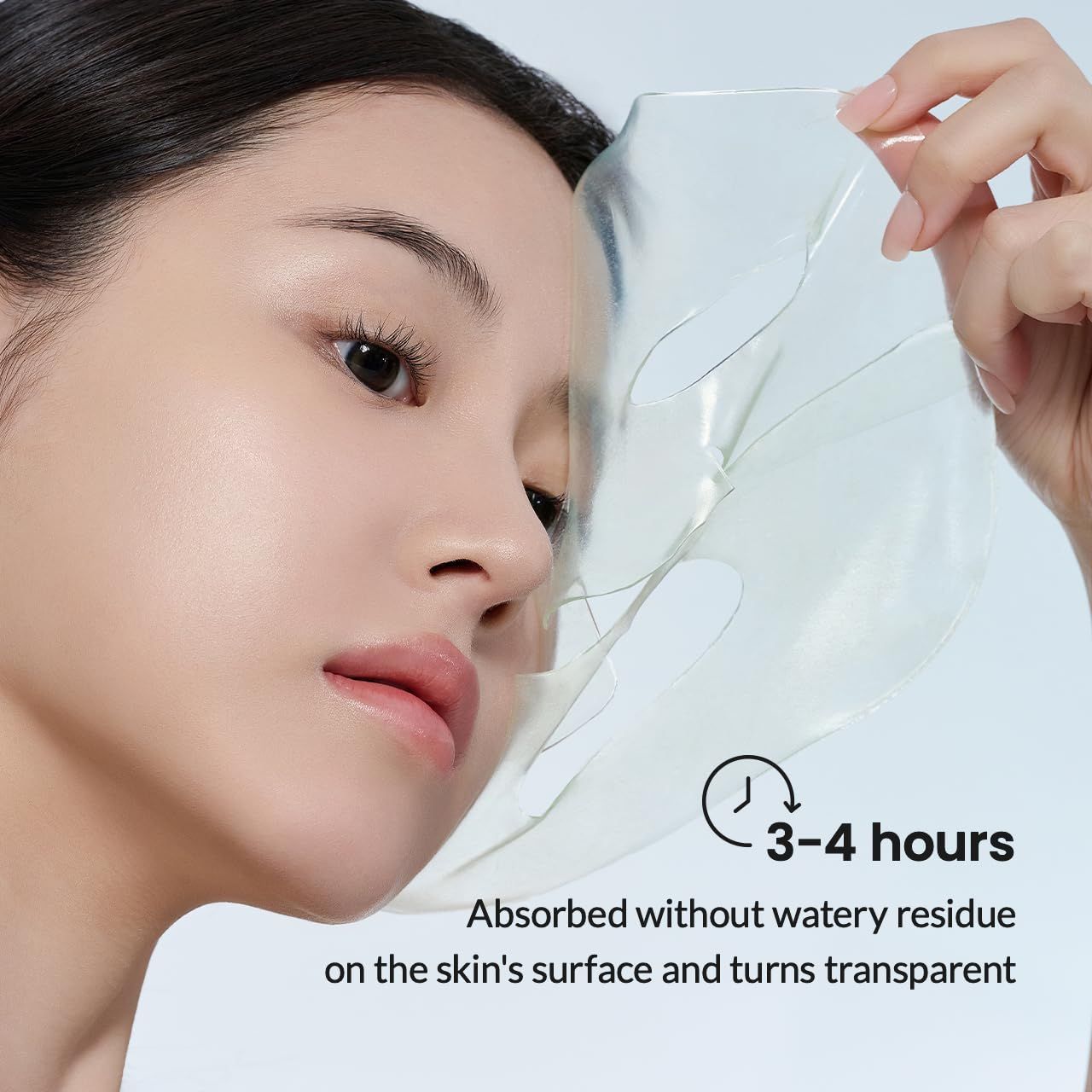 Eine Frau trägt eine transparente Gesichtsmaske. Text: 3-4 Stunden. Absorbiert ohne wässrige Rückstände.