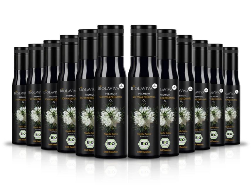 Reihe von BIOLAVIVA Premium BIO-Schwarzkümmelöl-Flaschen. Schwarze Flaschen mit schwarzem Deckel, Etikett mit Blüte und Logo.