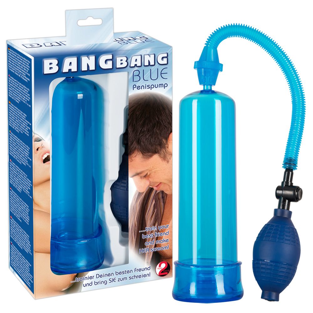Verpackung und Penis-Pumpe. Aufschrift: BANG BANG BLUE. Produkt in blau. Abbildung einer Person.