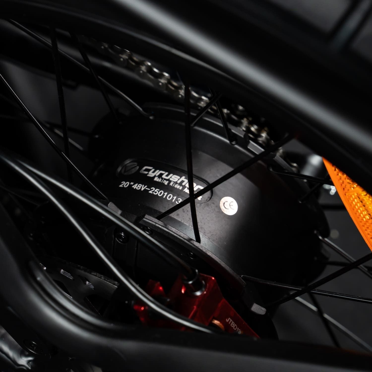 Nahaufnahme des Motors. Schwarzes Gehäuse. Aufschrift: 20*48V-2501013. CE-Kennzeichnung.