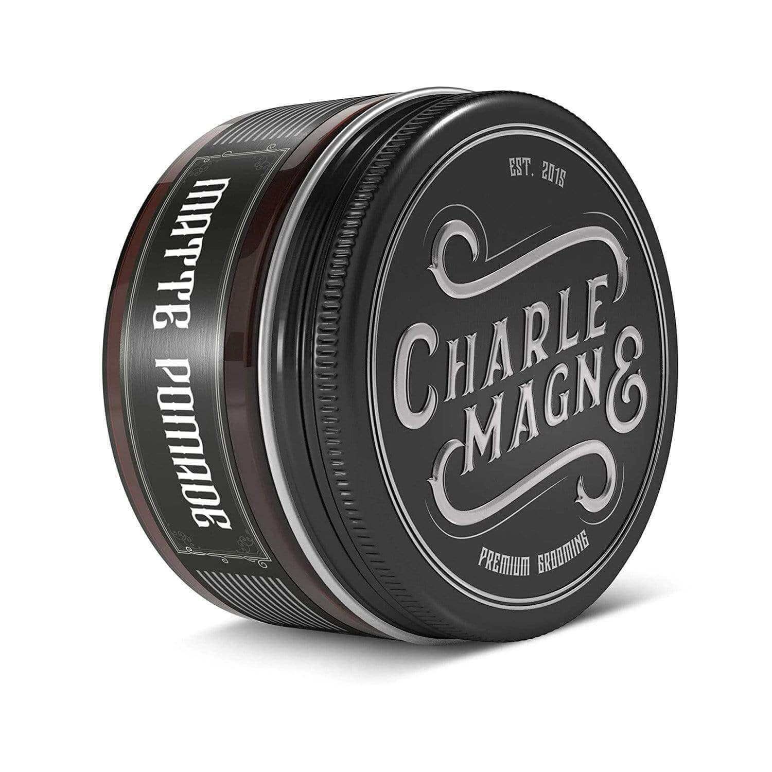 Runde Dose mit schwarzem Deckel. Aufschrift "CHARLE MAGN&" und "MATTE POMADE". Braune Seitenwand.