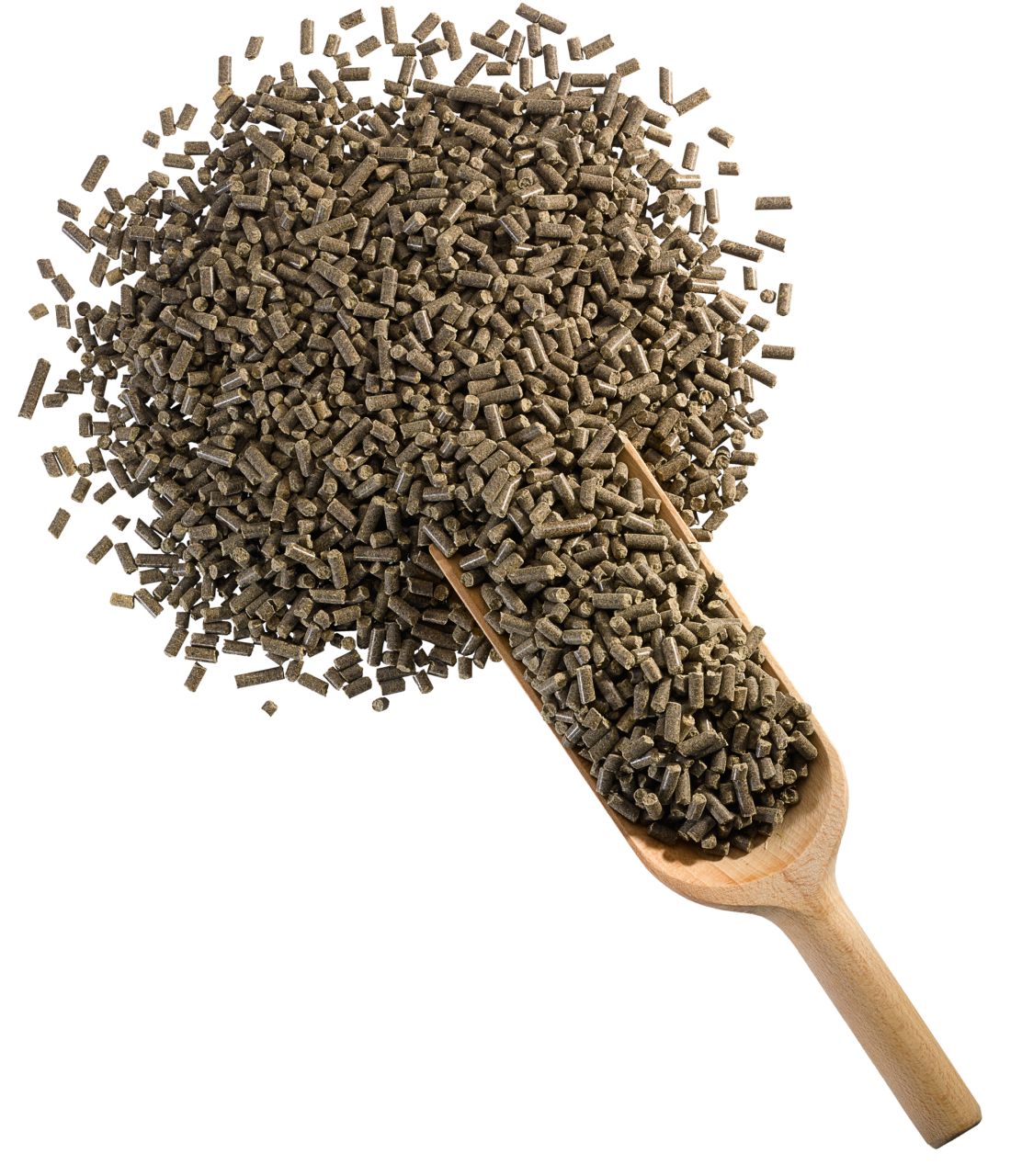 Haufen brauner Pellets mit Holzschaufel. Detailaufnahme, weißer Hintergrund.