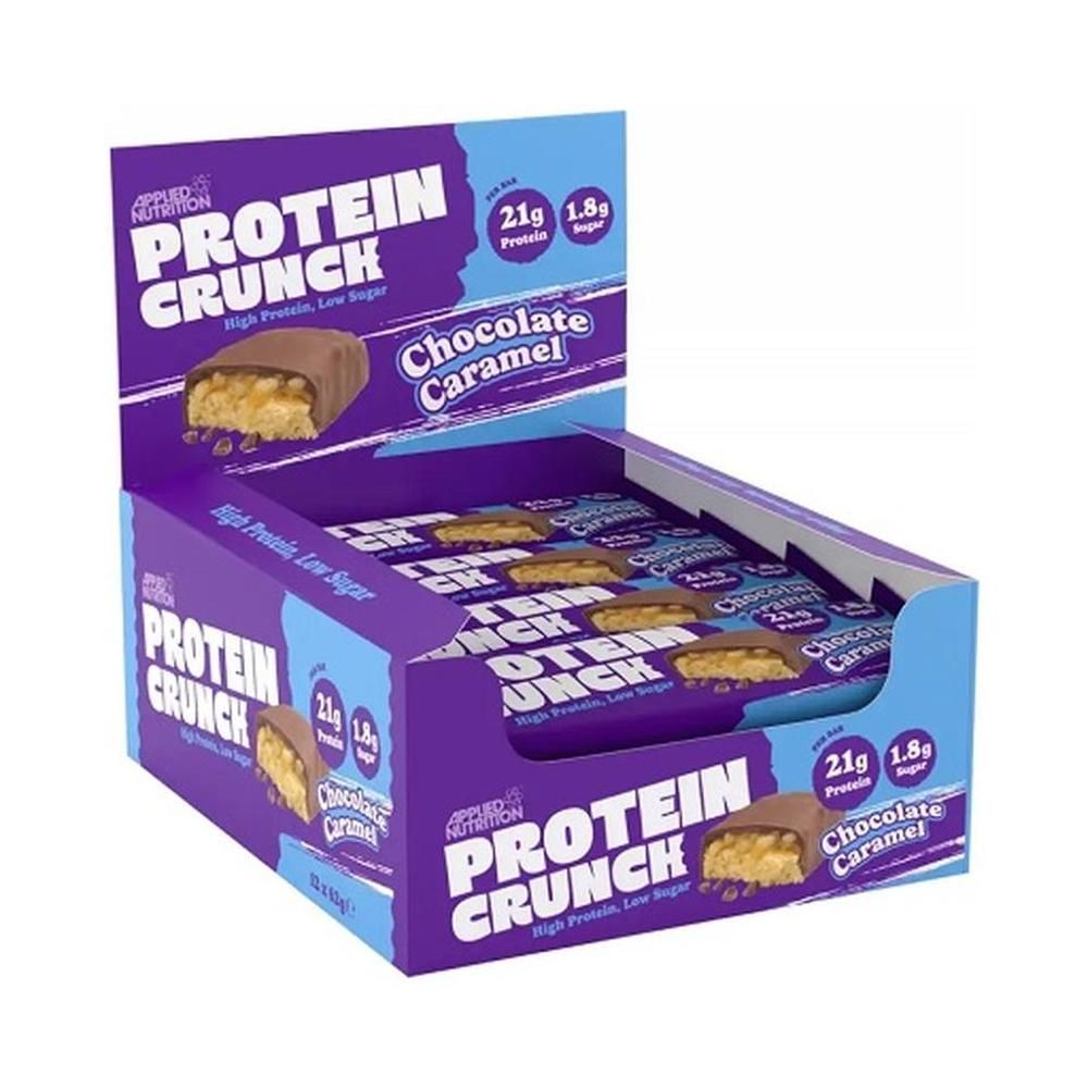 Proteinriegel-Displaybox. Lila-blaue Box mit "Protein Crunch"-Logo. Einzelne Riegel mit Schokoladenüberzug und Karamellfüllung.