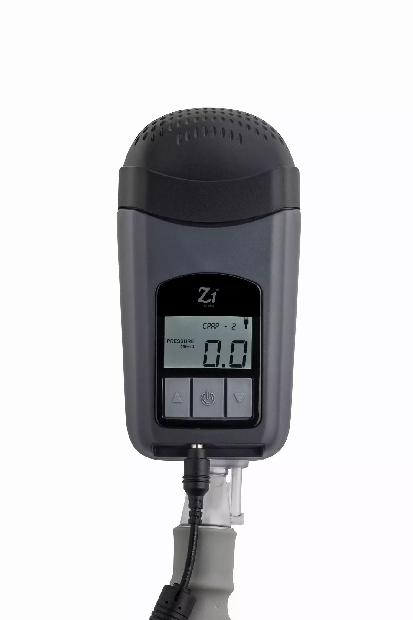 Graues Reise-CPAP-Gerät mit Display und Schlauchanschluss, auf weißem Grund.