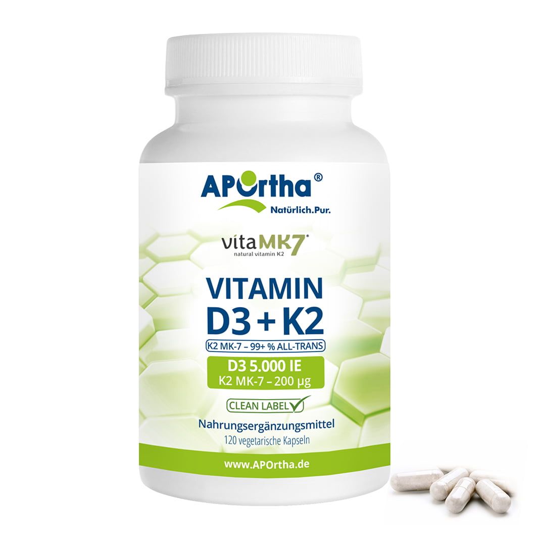 Weiße Flasche mit APOrtha® Vitamin D3 + K2 Kapseln. Aufschrift: Vitamin D3 + K2, 120 vegetarische Kapseln. Einige Kapseln liegen daneben.