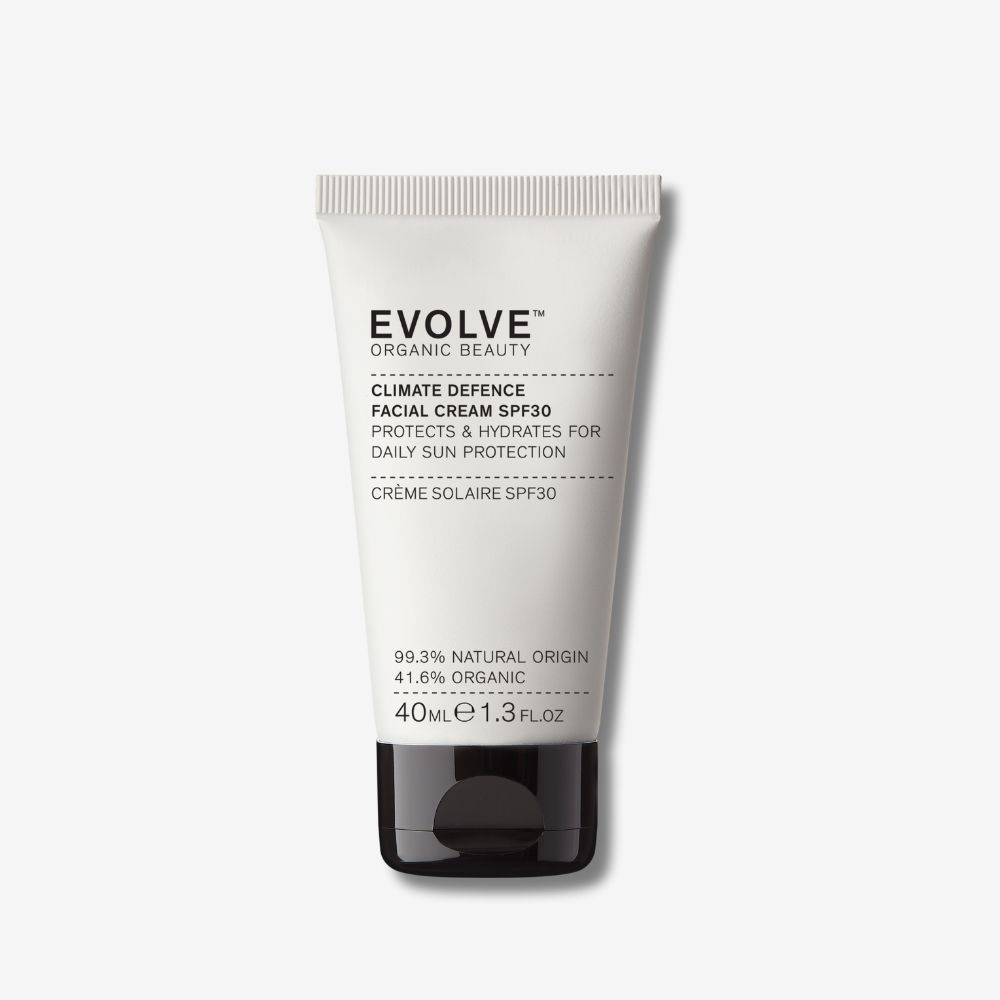 Weiße Tube mit schwarzem Deckel. Aufschrift: EVOLVE, Climate Defence Facial Cream SPF30. Enthält 40ml.