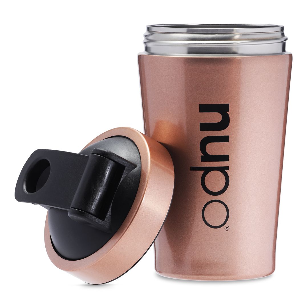 Kupferfarbener Shaker mit schwarzem Deckel daneben. Aufschrift "nupo".