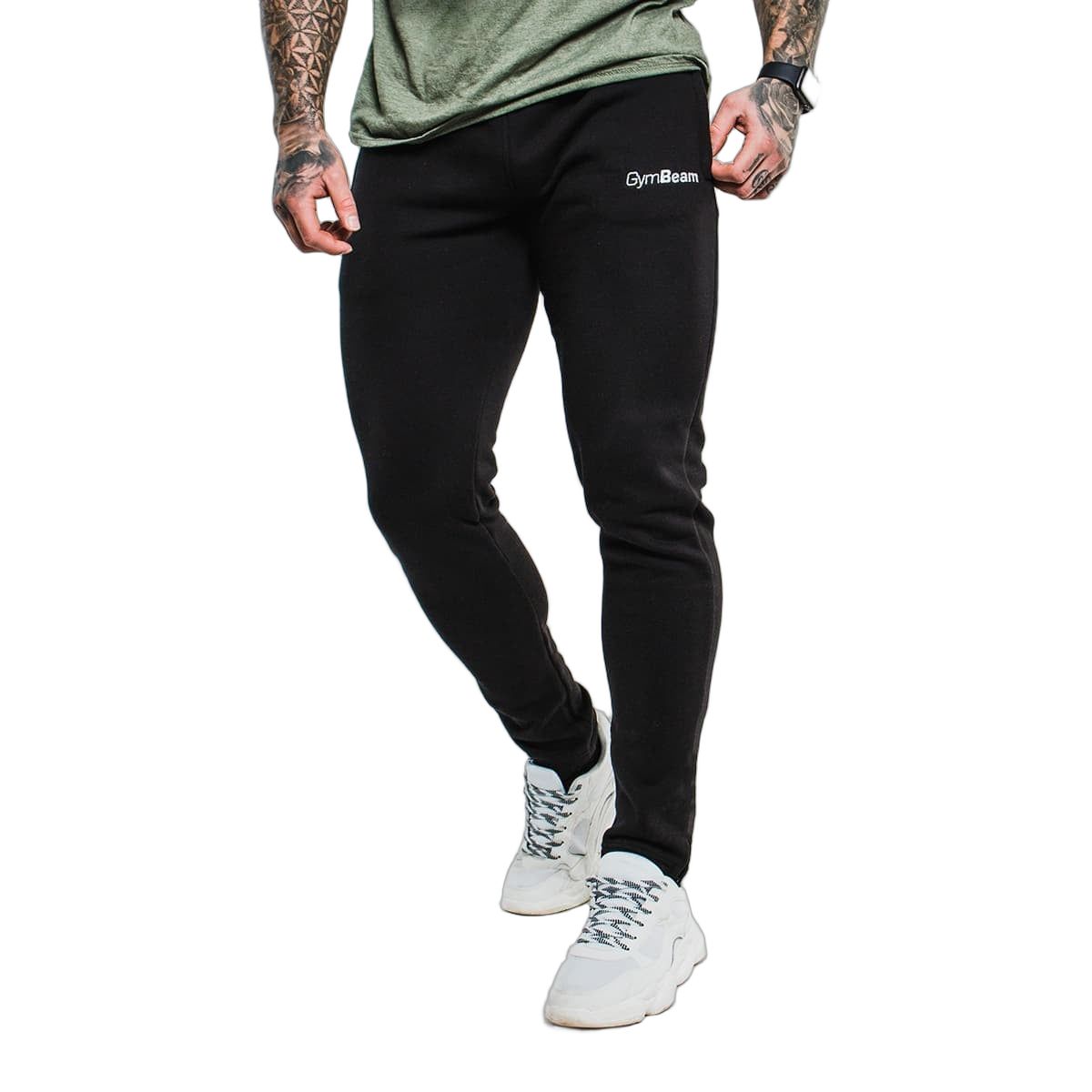 Mann in schwarzer Jogginghose Slimfit mit GymBeam Logo und weißem Schnürsenkel.