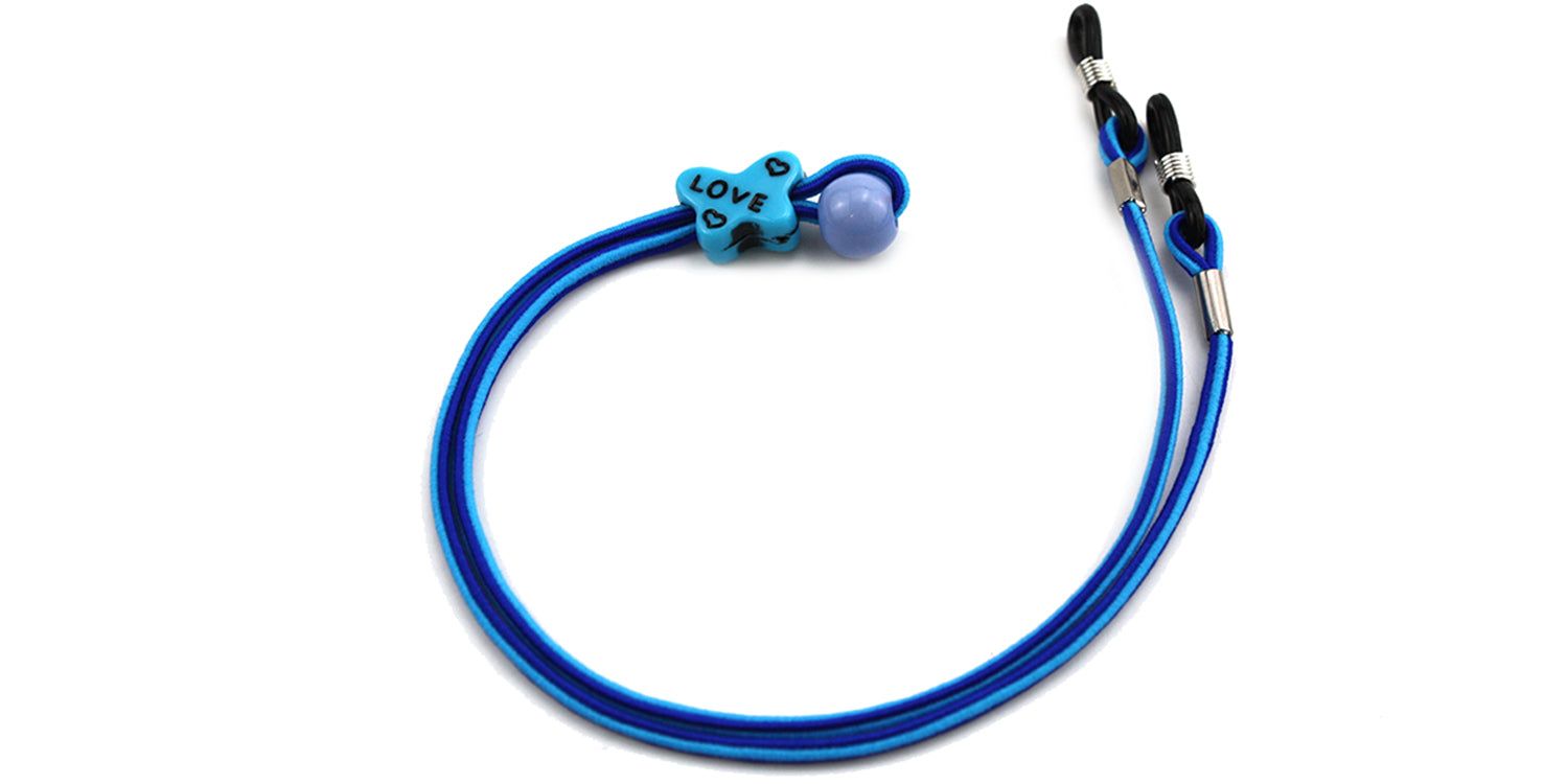 Blaues Brillenband mit blauen und hellblauen Schnüren. Ein Herz-Ornament mit "LOVE"-Schriftzug und eine blaue Kugel.