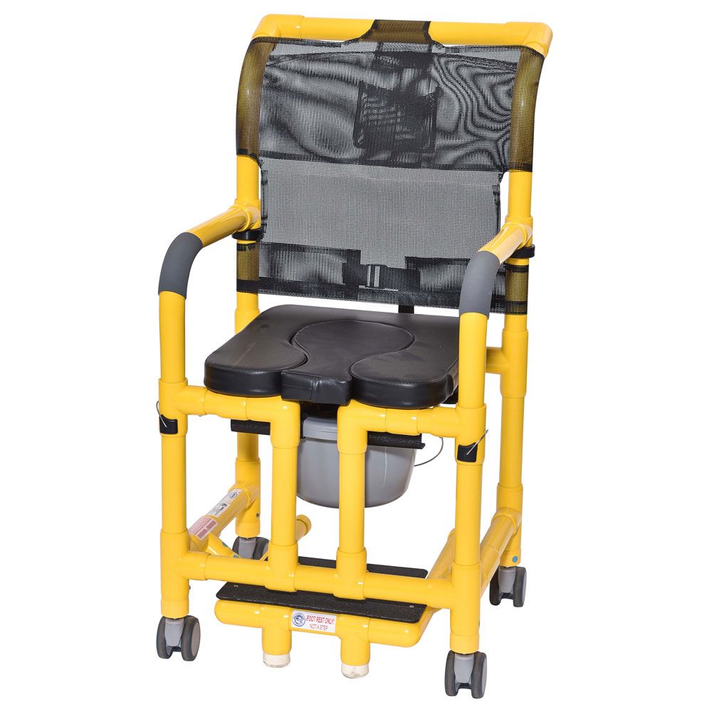 Gelber Dusch- und Toilettenrollstuhl. Schwarze Sitzfläche und Rückenlehne. Graue Armlehnen. Mit Eimer und Rollen.