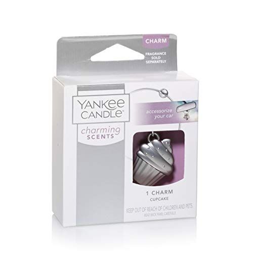 Verpackung mit silberfarbenem Cupcake-Charm. Aufschrift: Yankee Candle, Charming Scents. Zubehör für das Auto.