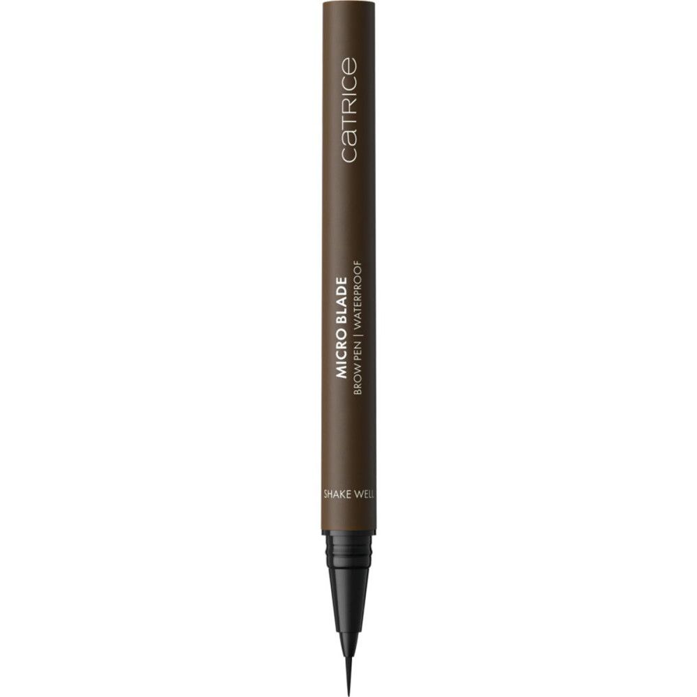 Brauner Stift mit schwarzer Spitze. Aufschrift: Catrice, Micro Blade Brow Pen | Waterproof. Aufschrift: Shake well.