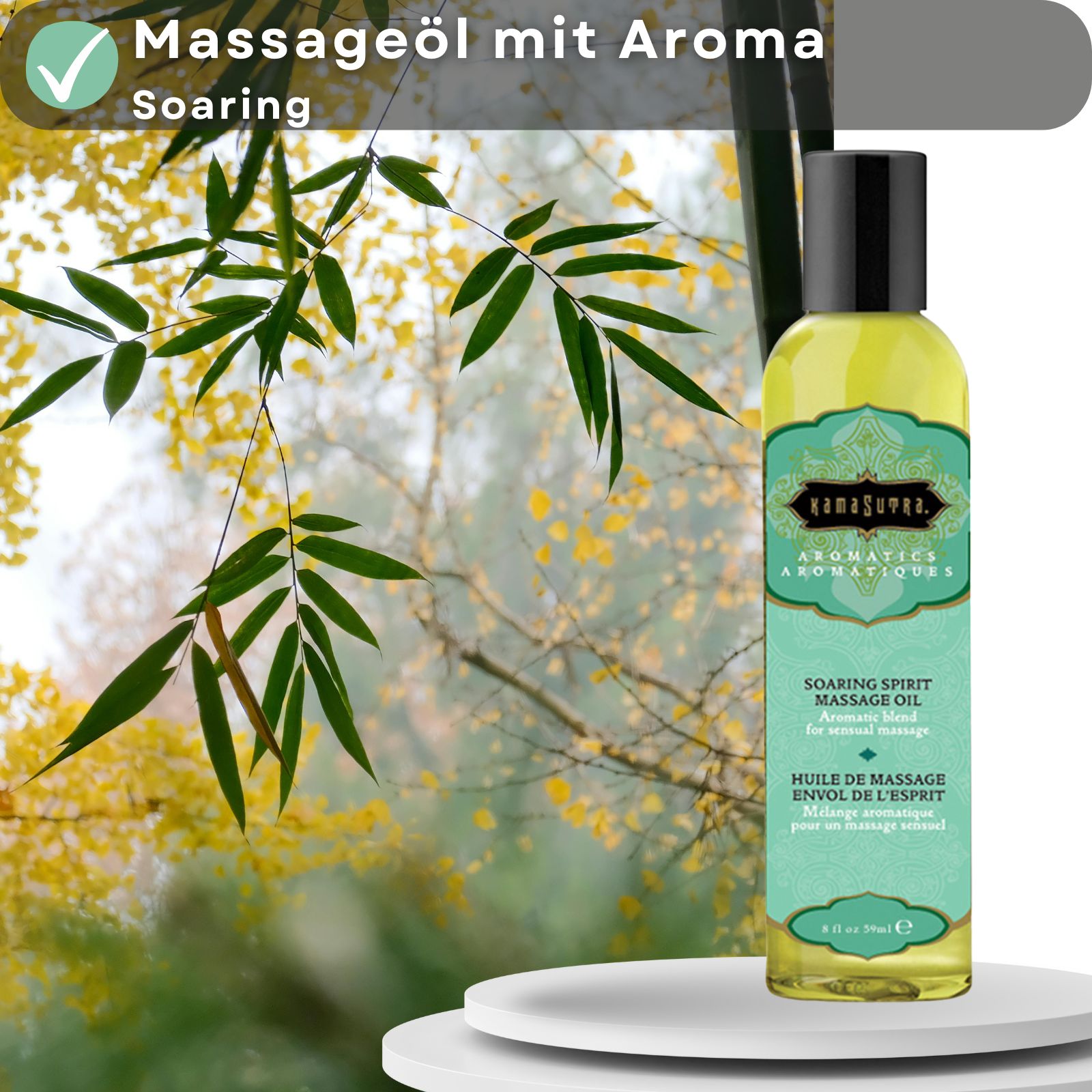 Kamasutra Massageöl mit Aroma Soaring. Flasche vor Hintergrund mit Bambus und Blättern.