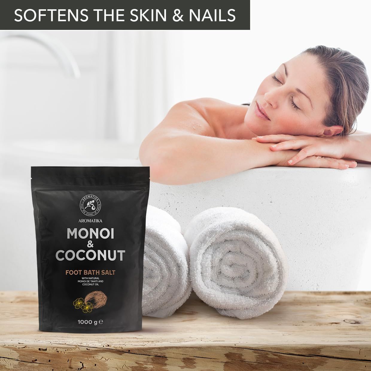 Produktverpackung neben einer Frau in der Badewanne. Handtücher liegen daneben. Text: Monoi & Coconut Foot Bath Salt.