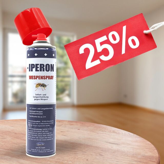 IPERON Wespenspray-Dose mit rotem Deckel und Preisschild mit 25% Rabatt. Auf einem Holztisch vor hellem Hintergrund.