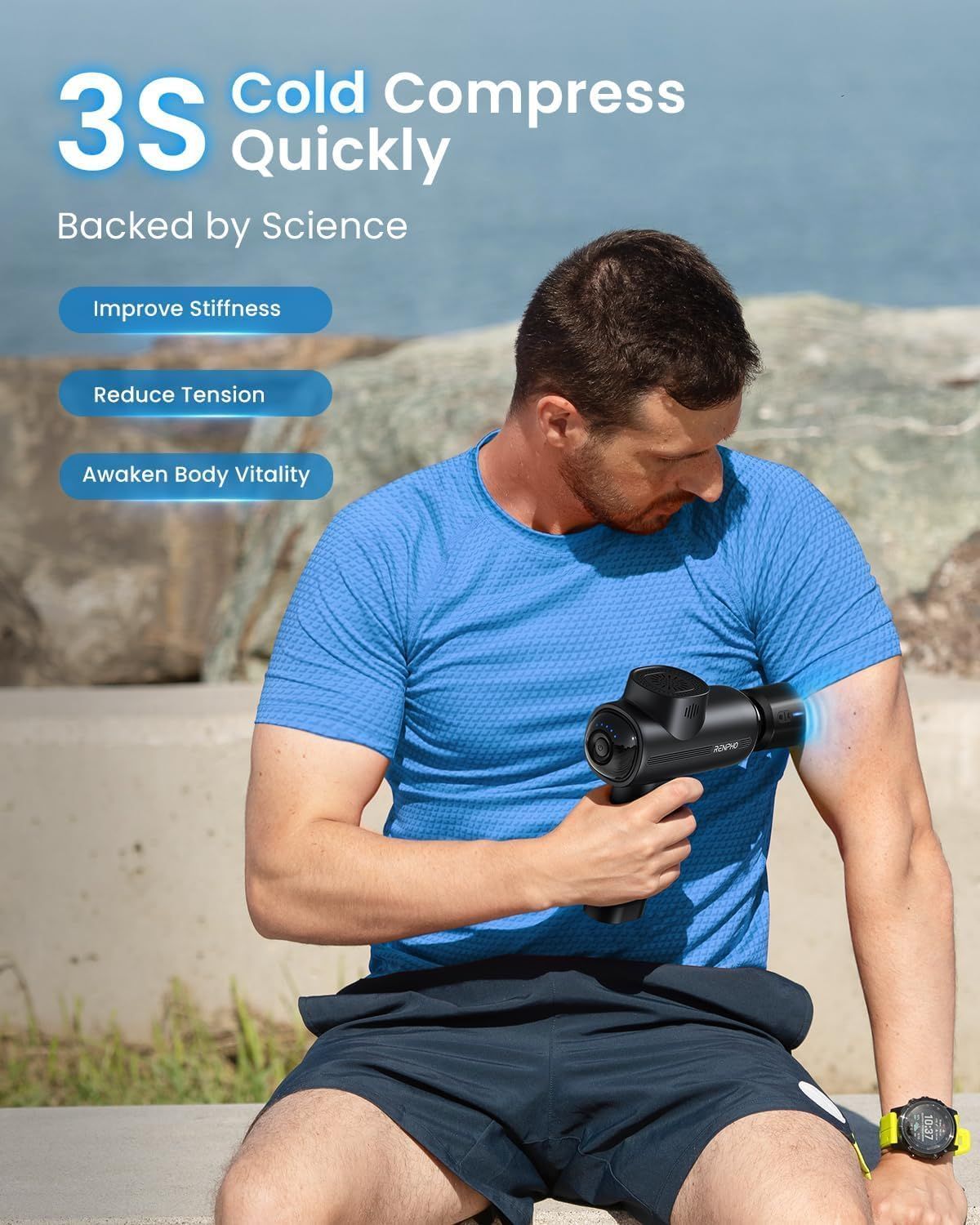 Mann mit blauem Shirt massiert Arm mit schwarzem Massagegerät. Text: Cold Compress, verbessert Steifheit, reduziert Verspannungen.