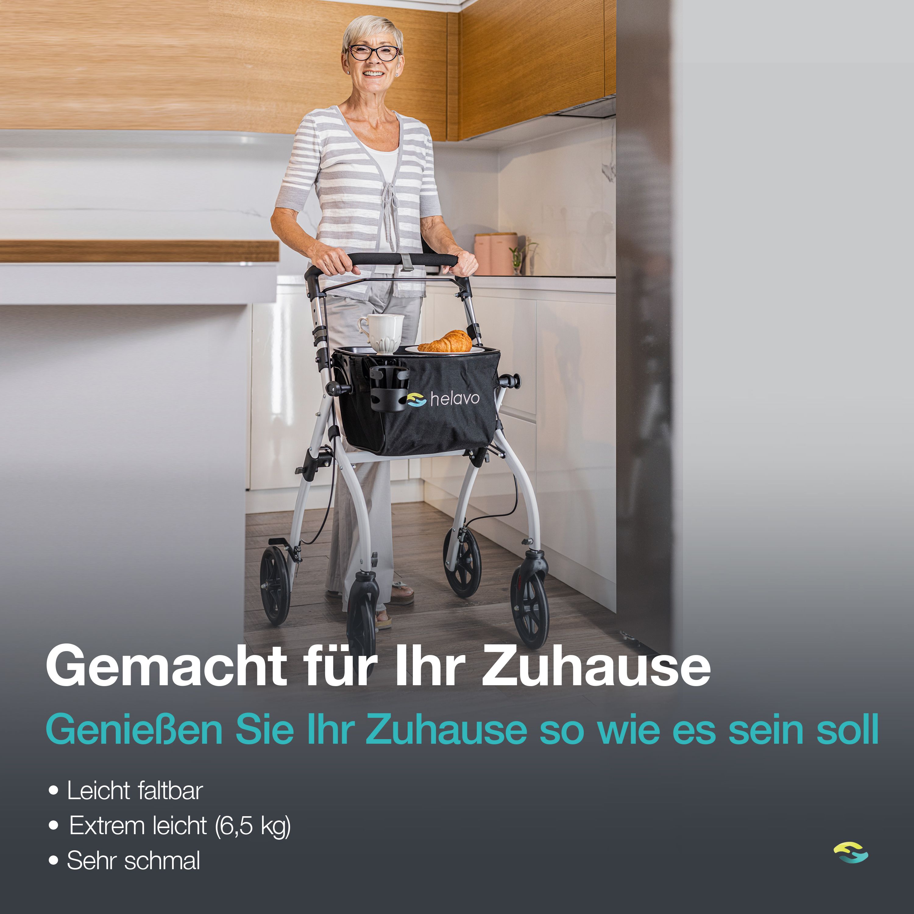 Ältere Dame mit schmalem Indoor-Rollator in einer Küche.