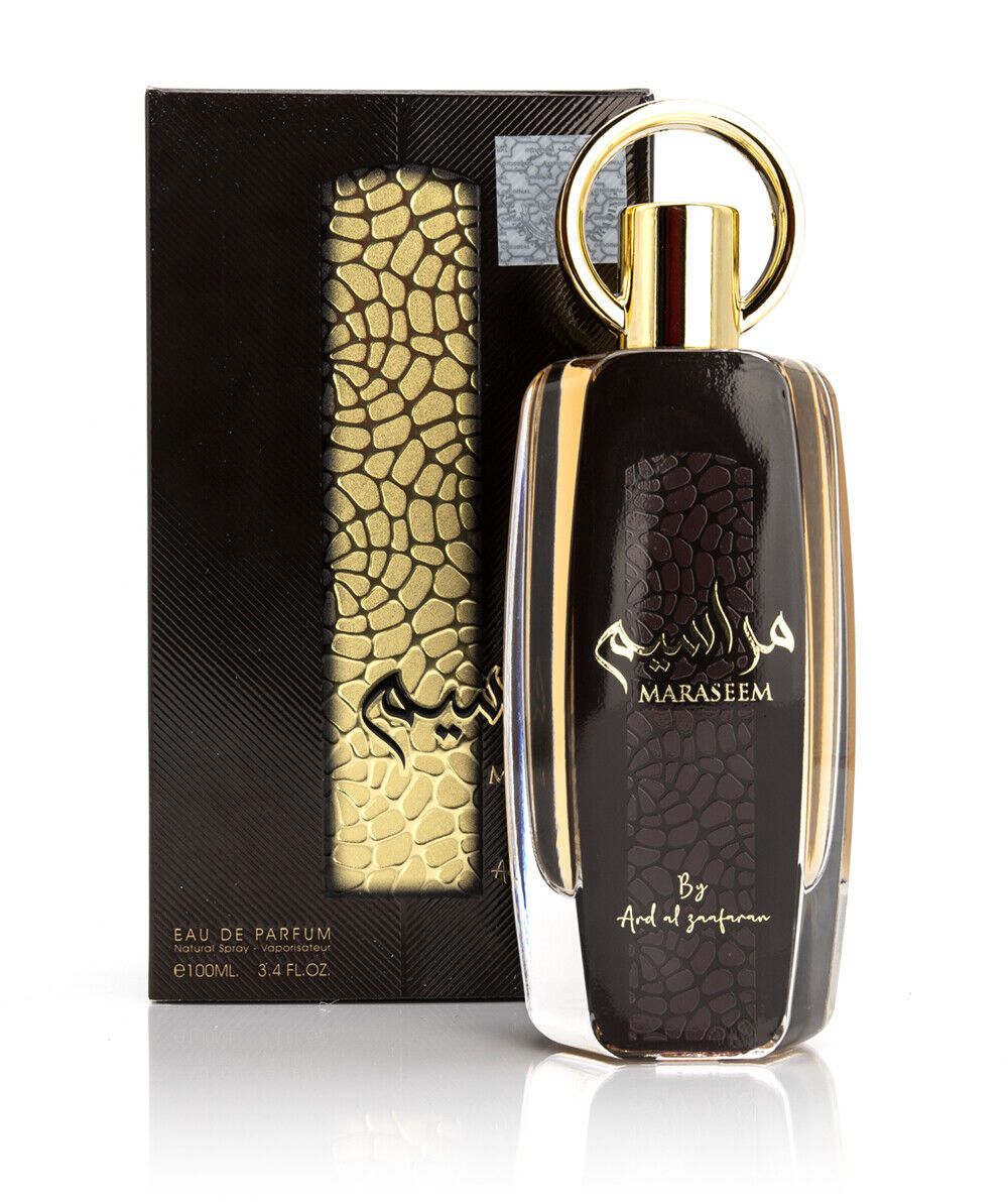 Dunkelbraune Parfumflasche mit goldfarbenem Verschluss und Verpackung. Aufschrift: Maraseem, By Ard al Zafaran. Schwarze Schachtel mit goldfarbenem Muster.