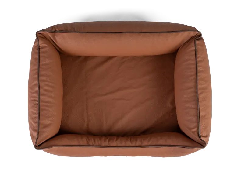 Braunes Kunstlederbett für Hunde, rechteckig, mit erhöhten Seiten. Oberansicht, auf weißem Hintergrund.