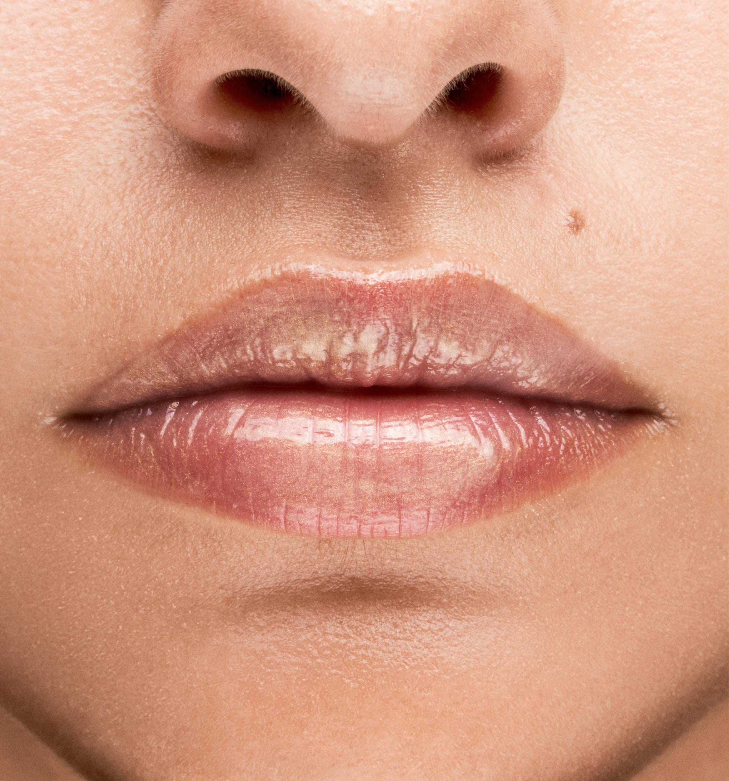 Nahaufnahme von Lippen mit glänzendem Lipgloss.