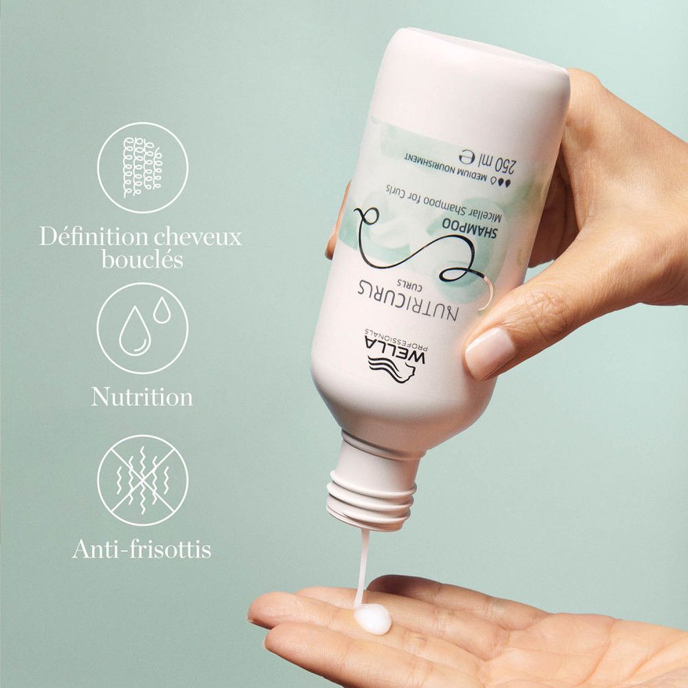 Weißes Shampoo-Flakon, Produktname: NutriCurls. Shampoo wird in die Hand gegossen. 250 ml.