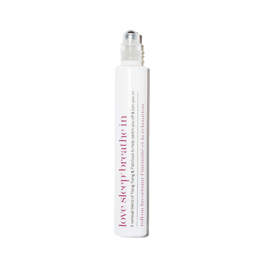 Weißes Roll-on-Fläschchen mit Text: love sleep breathe in. Mit Kugelapplikator.