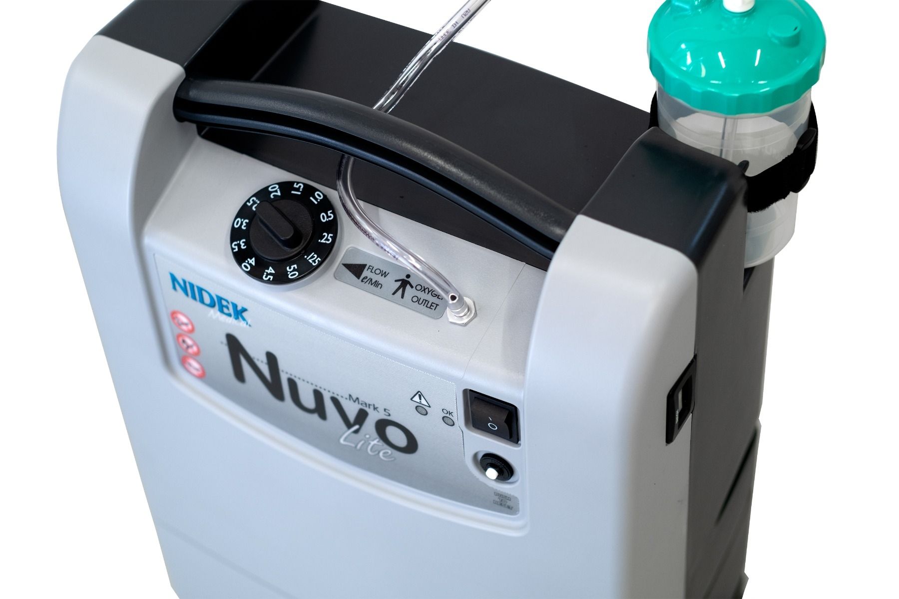 Vorderseite eines Nidek Nuvo Lite Sauerstoffkonzentrators mit Drehknopf, Schalter und Befeuchterflasche.
