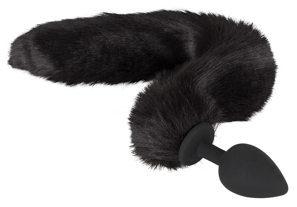 Schwarzer, pelziger Schwanz mit schwarzem Plug. Auf weißem Hintergrund.