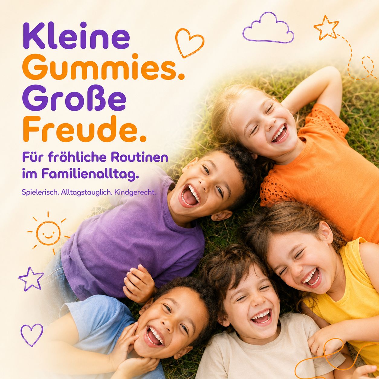 Fünf lachende Kinder liegen auf einer Wiese, umgeben von Illustrationen.