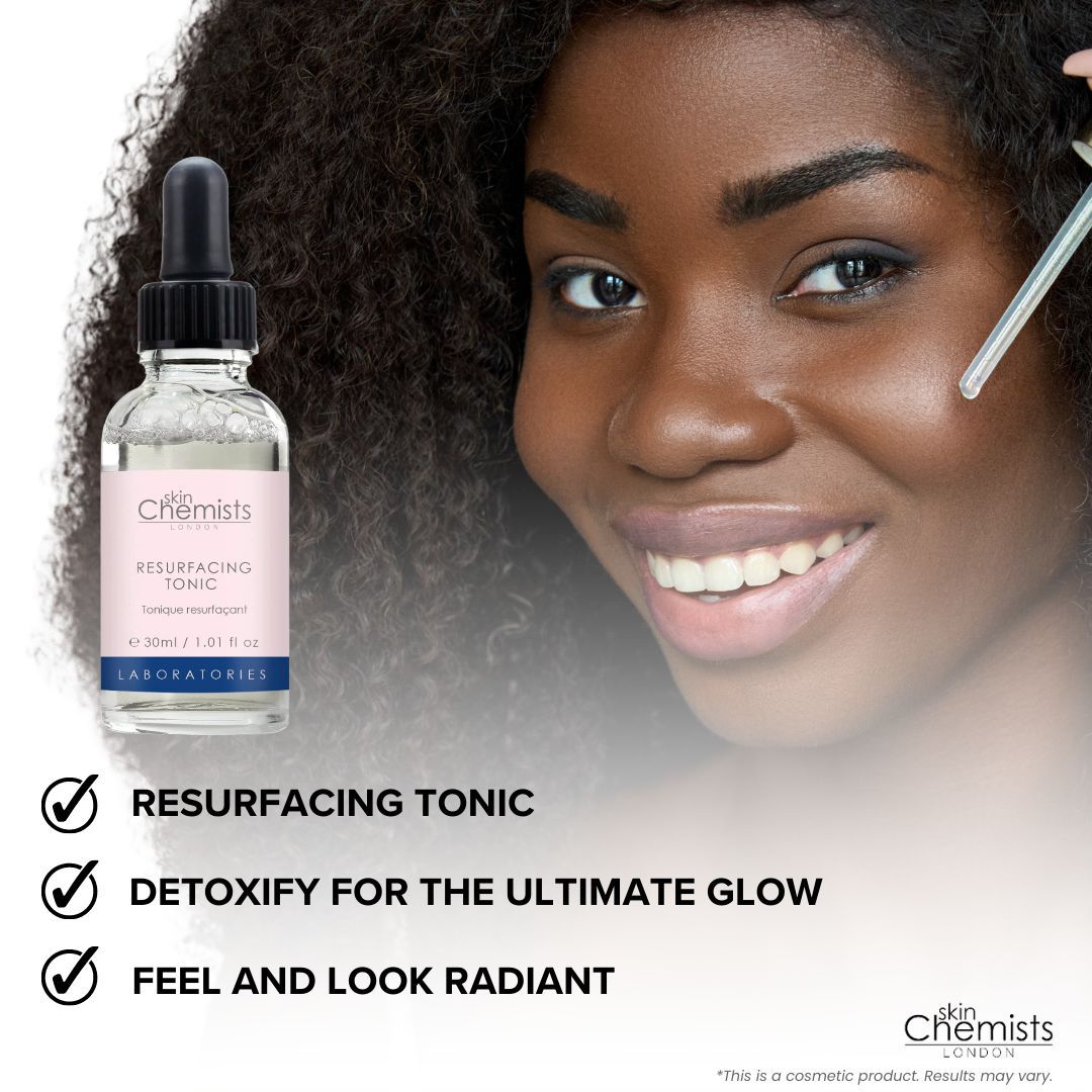 Produktflasche mit Frau. Produktname und Marke auf dem Etikett. Check-Symbole mit Text.