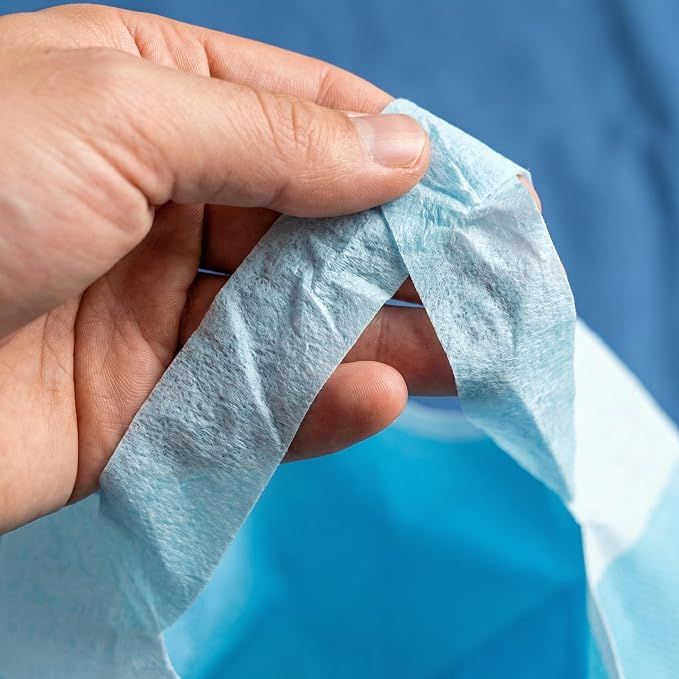 Nahaufnahme eines blauen Einweg-Schutzlakens mit integrierter Tasche.
