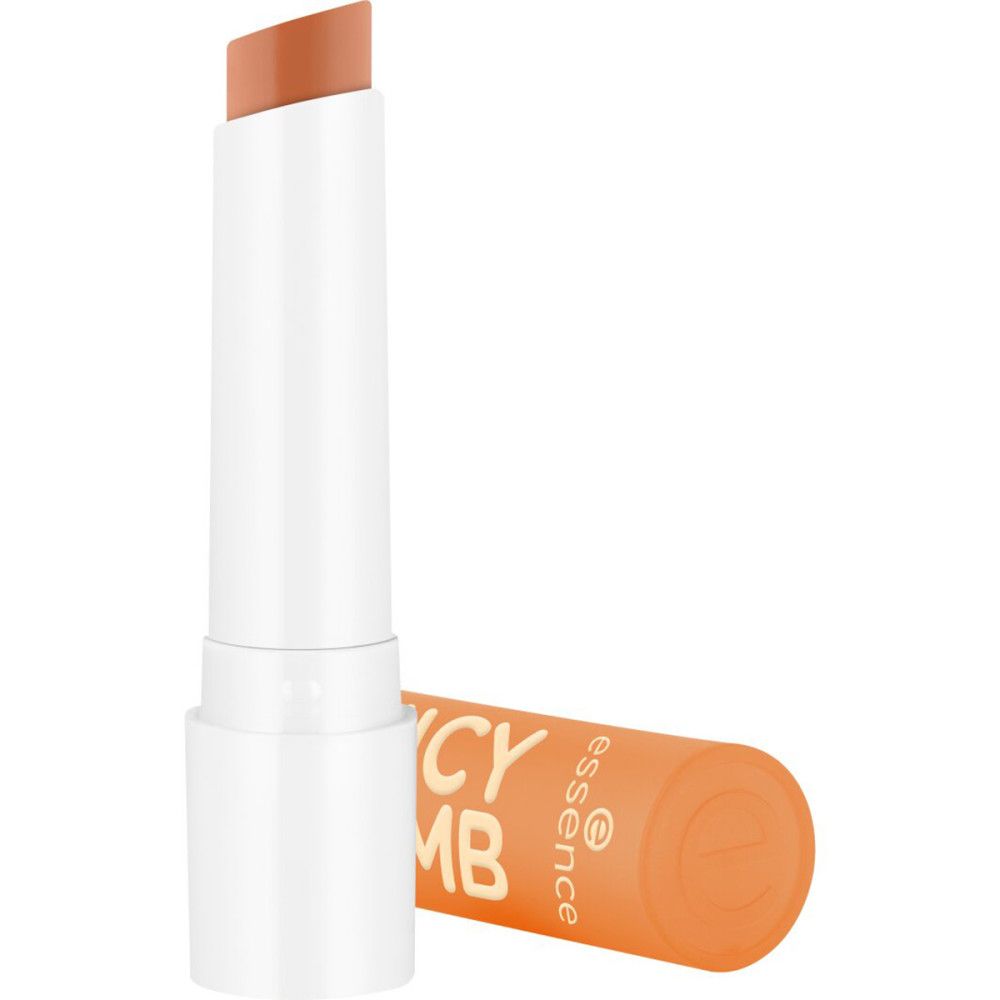Lippenbalsam, weißer Stift mit orangefarbener Hülse. Aufschrift Juicy Bomb. Geöffnet, zeigt hellbraune Spitze. Auf weißem Hintergrund.
