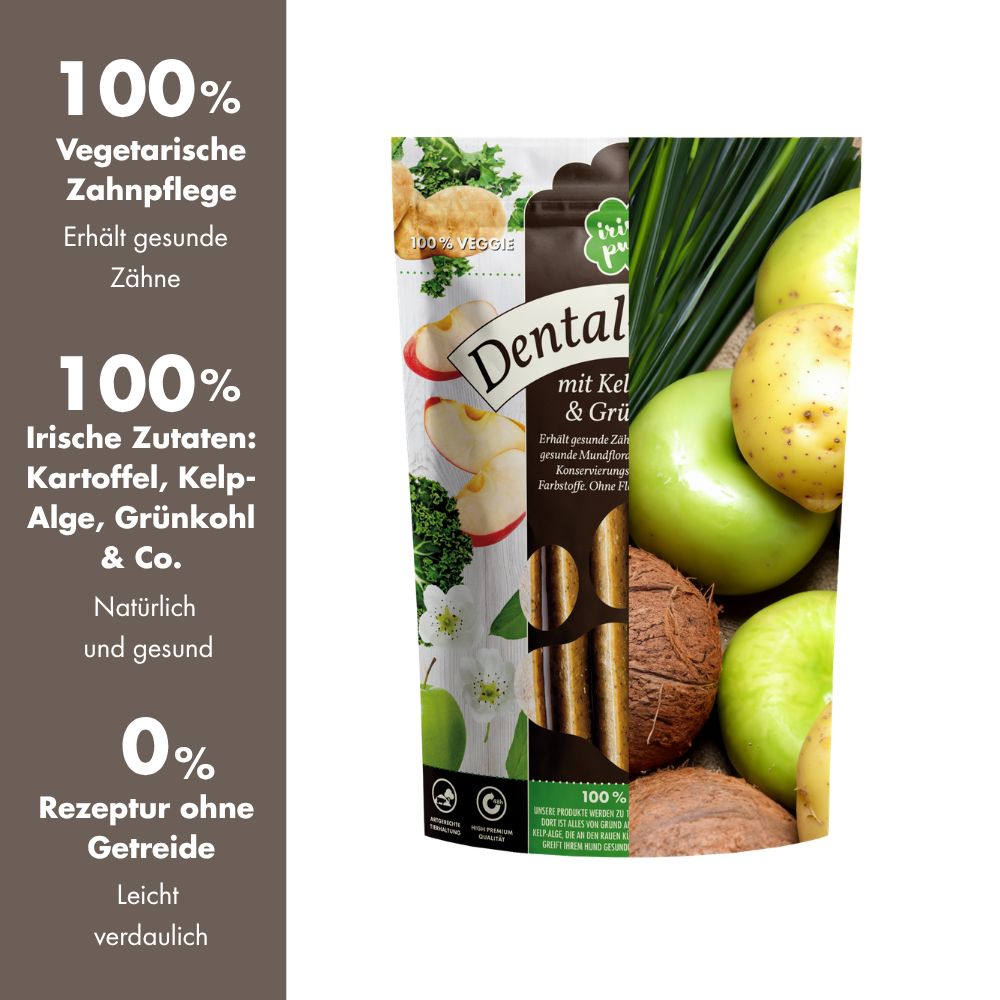 Mehrere dreieckige Hundeleckerlis auf weißem Hintergrund.