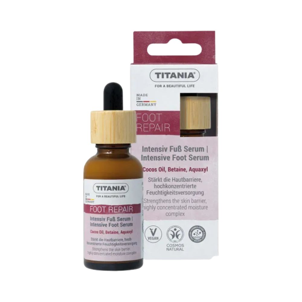 Braune Glasflasche mit Pipette und Holzverschluss, daneben Kartonverpackung. Aufschrift: Intensiv Fuß Serum, Foot Repair, Titania.