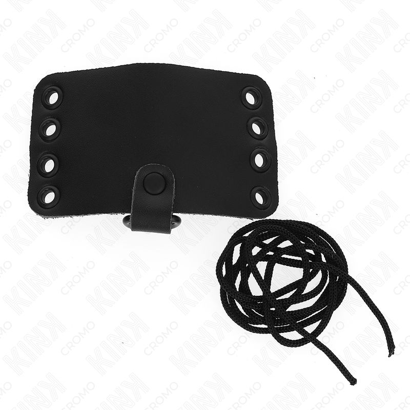Schwarzer Leder-Penisring mit Ösen und Schnürsenkeln. Das Produkt ist nicht montiert.