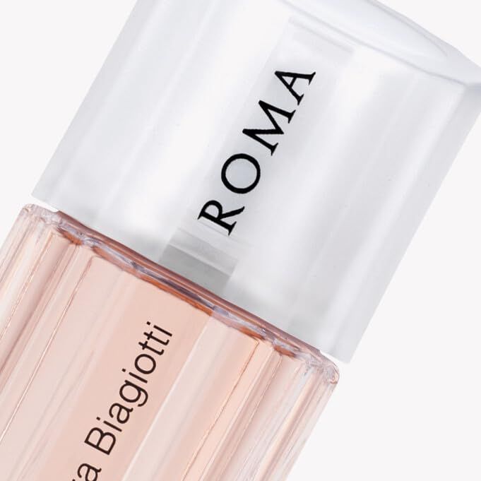 Nahaufnahme des Flakondeckels mit "ROMA"-Schriftzug. Darunter der Flakon mit rosa Flüssigkeit.