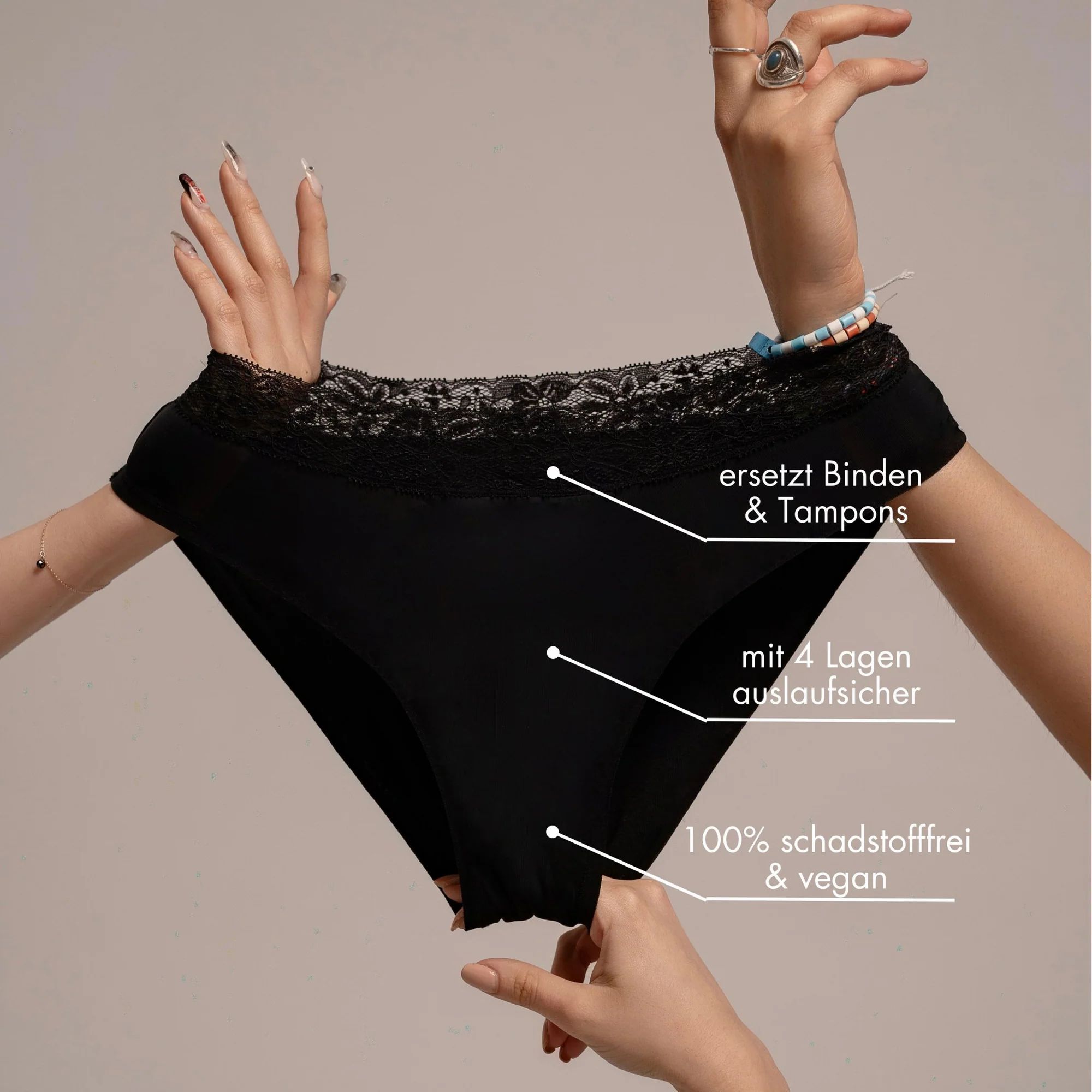 Schwarzer Slip mit Spitze, gehalten von Händen. Text: Ersetzt Binden & Tampons, 4 Lagen auslaufsicher, 100% schadstofffrei & vegan.