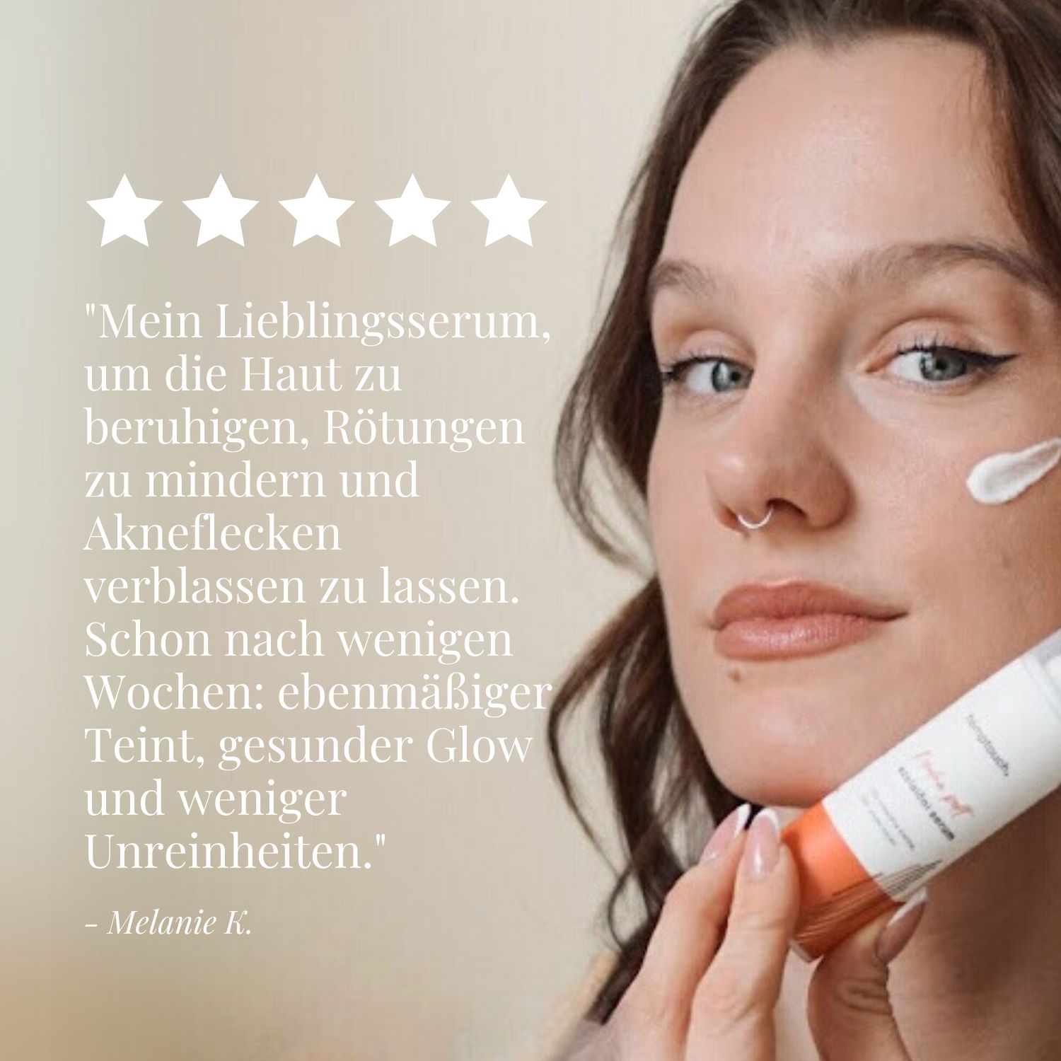 Frau hält Serum. Text: Mein Lieblingsserum... ebenmäßiger Teint, gesunder Glow. Zitat von Melanie K. Serum-Flasche sichtbar.