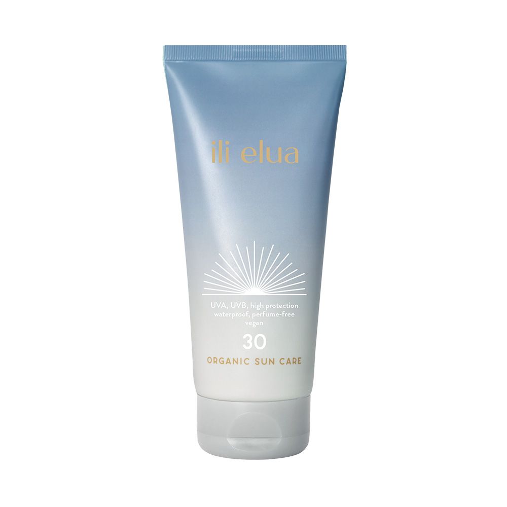 Sonnencreme-Tube, Vorderseite. ili elua, LSF 30, wasserfest, parfümfrei, vegan. Organic Sun Care.