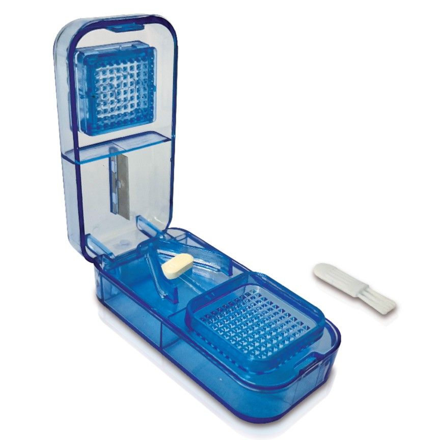 Blauer Tablettenteiler mit Schneideklinge und Tabletten-Zerkleinerer. Enthält einen kleinen Reinigungsstab.