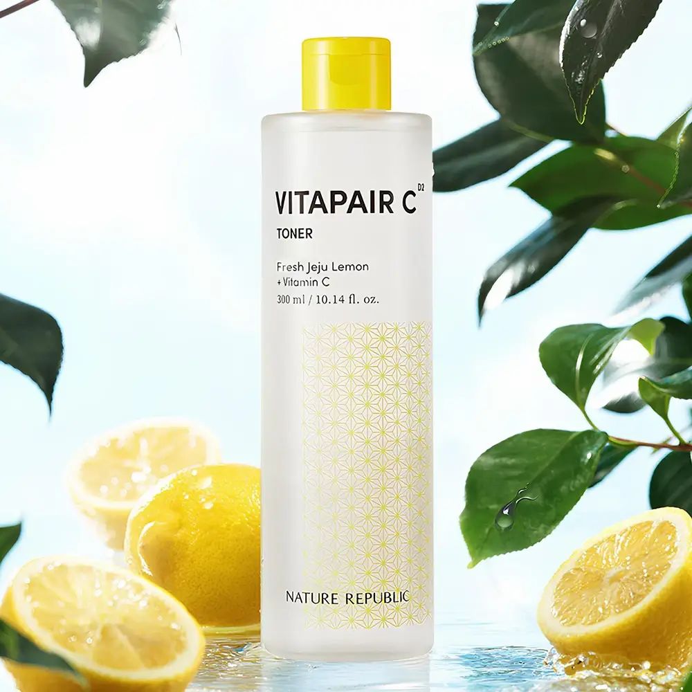 Transparente Flasche mit gelbem Deckel. Aufschrift: VITAPAIR C Toner, Fresh Jeju Lemon + Vitamin C. Zitronen und Blätter im Hintergrund.