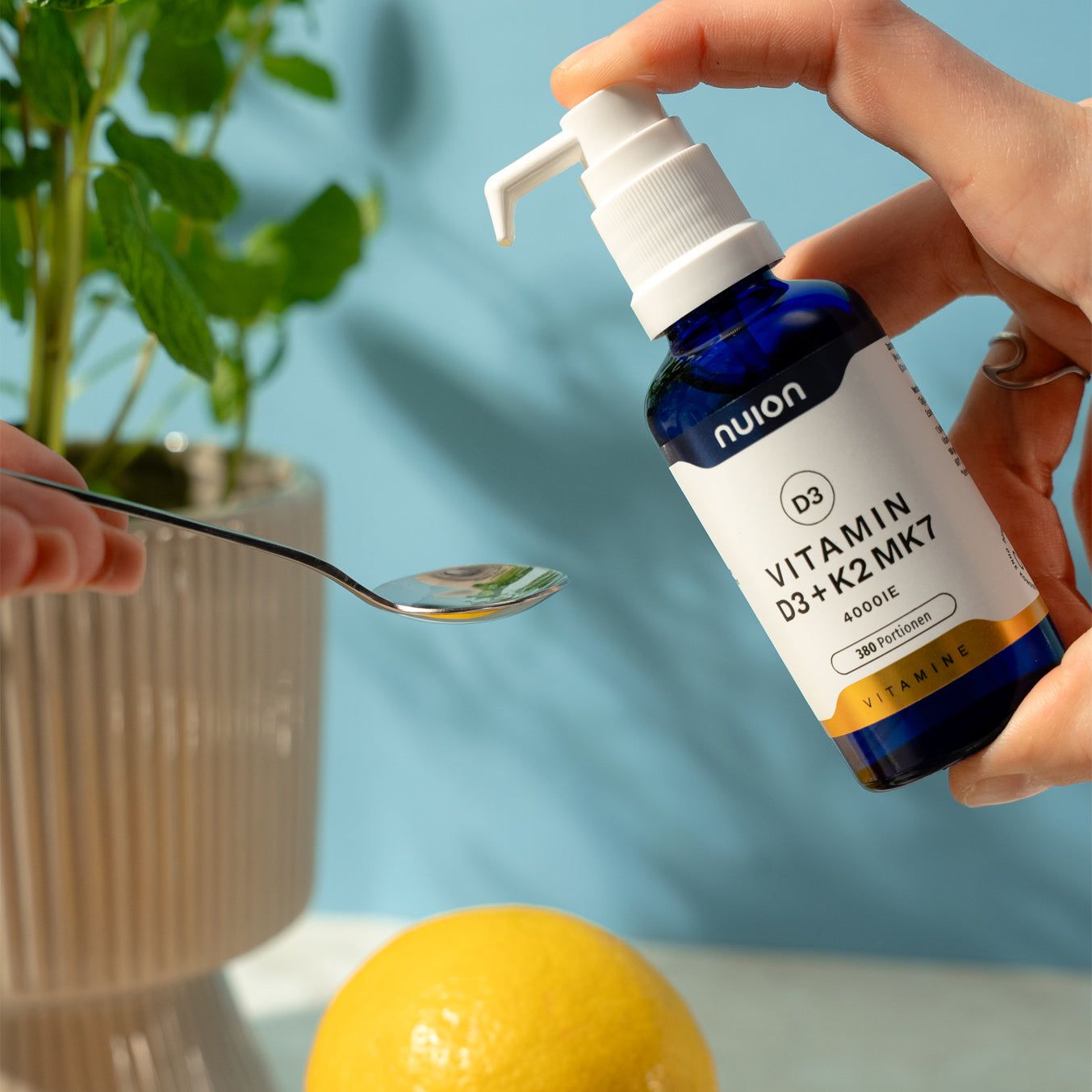 Nuion Vitamin D3+K2 MK7 Tropfen, 4000 IE, 100 Portionen, in blauer Glasflasche mit Pumpspender.