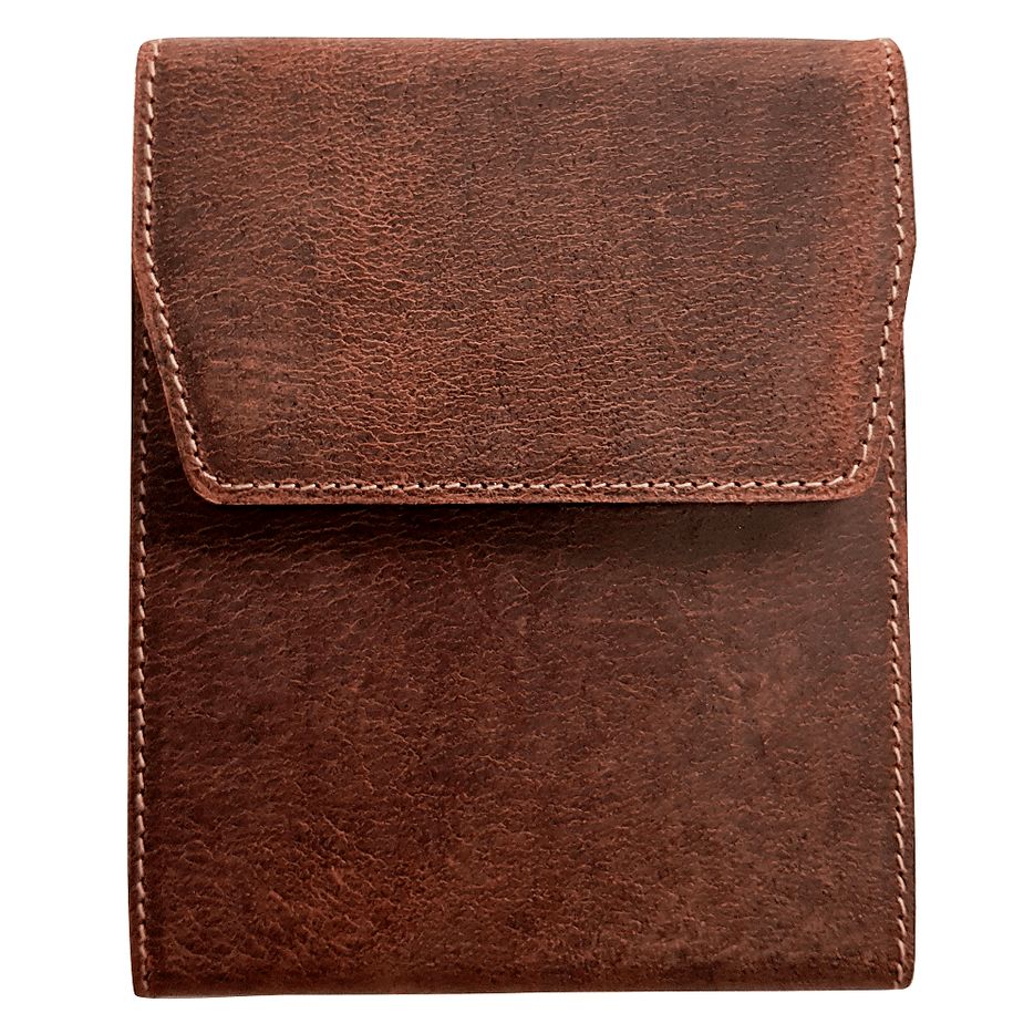 Braunes Lederetui, quadratisch, mit Klappe und hellen Nähten. Geschlossen.