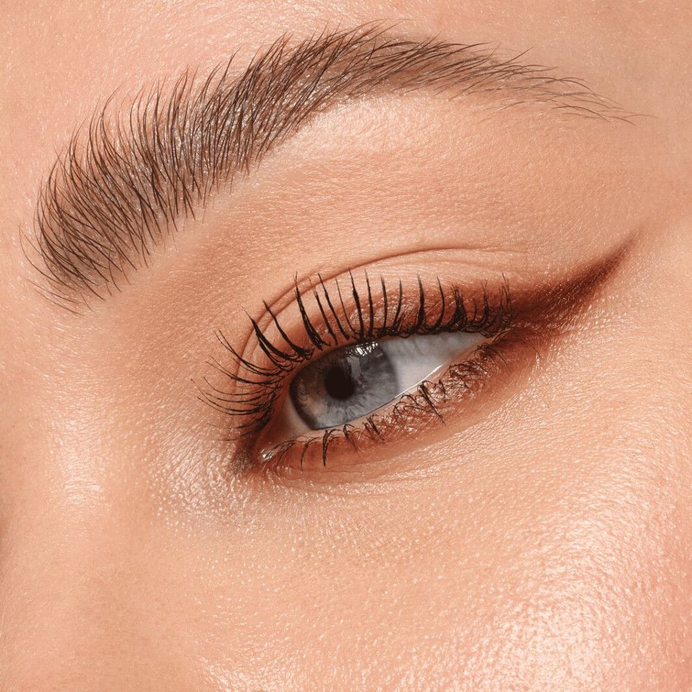 Nahaufnahme eines Auges mit braunem Kajalstrich.